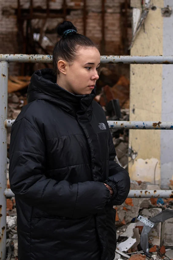 Die 15-jährige Nastia steht vor einem von Kugeln durchbohrten Gebäude.