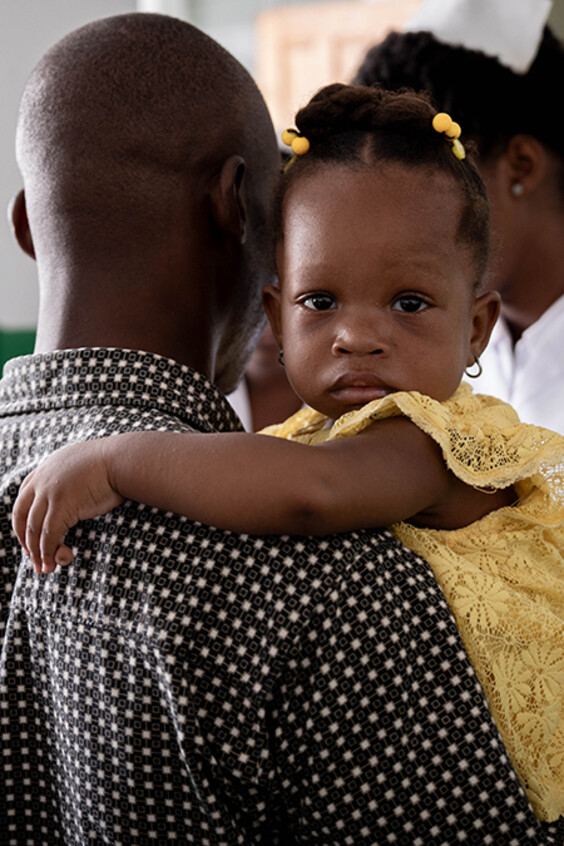 Ein Kind umarmt seinen Vater in der Impfstation des Justinien-Krankenhauses in Cap-Haitian.
