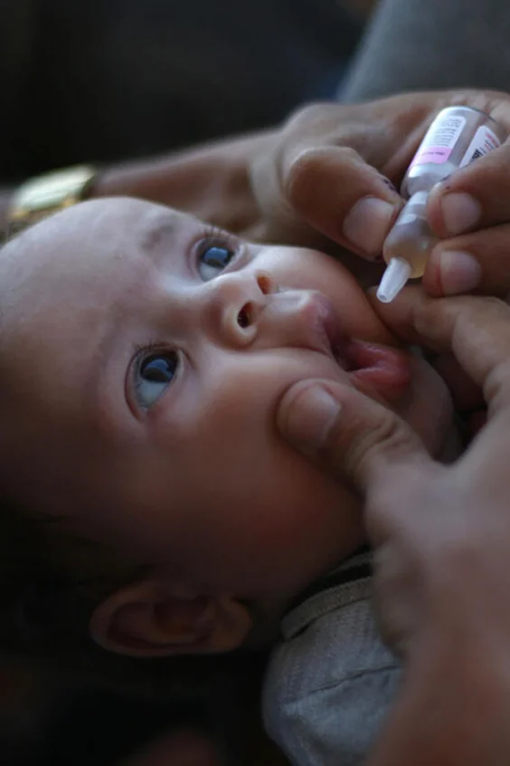 Ein Kind erhält eine Polio-Impfung.