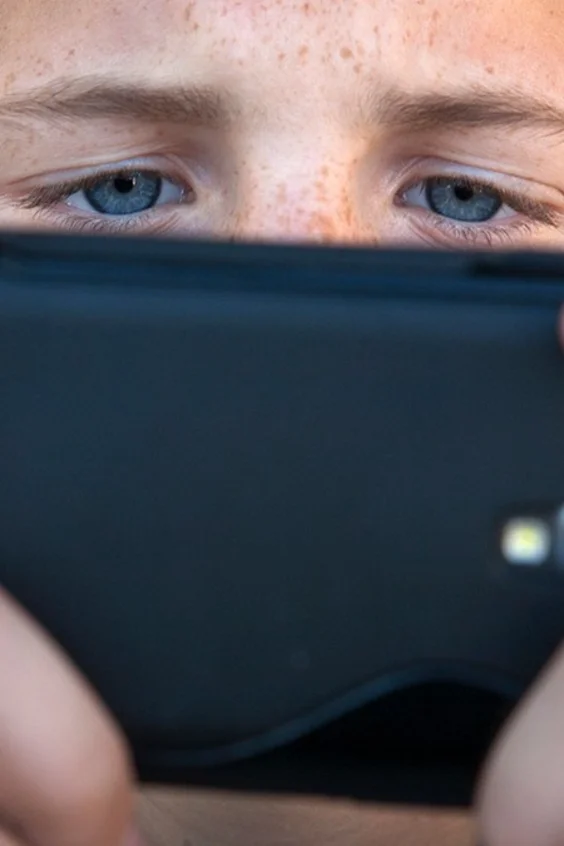 Jugendlicher am Smartphone