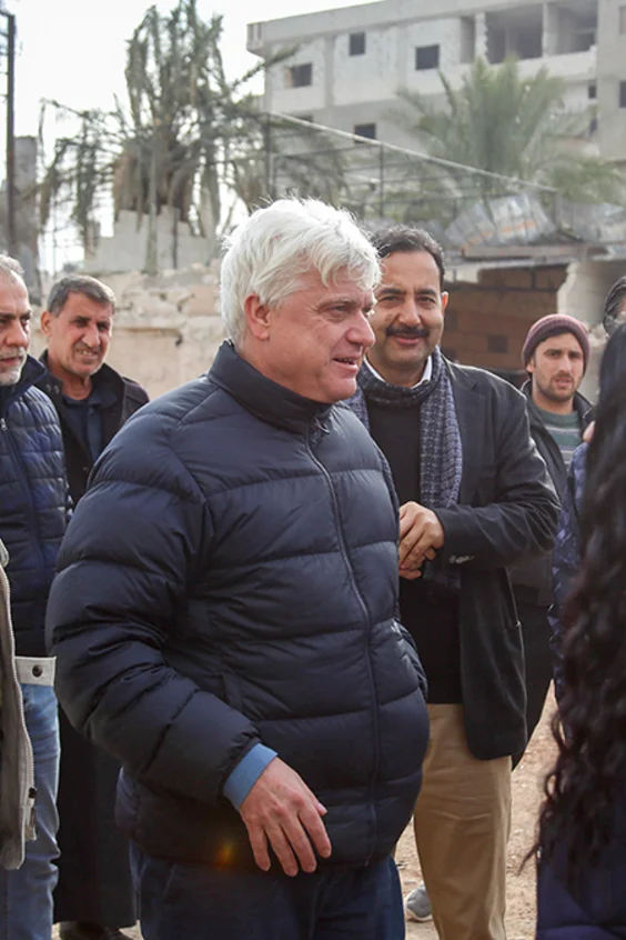 UNICEF Mitarbeitende im Gespräch in Syrien.
