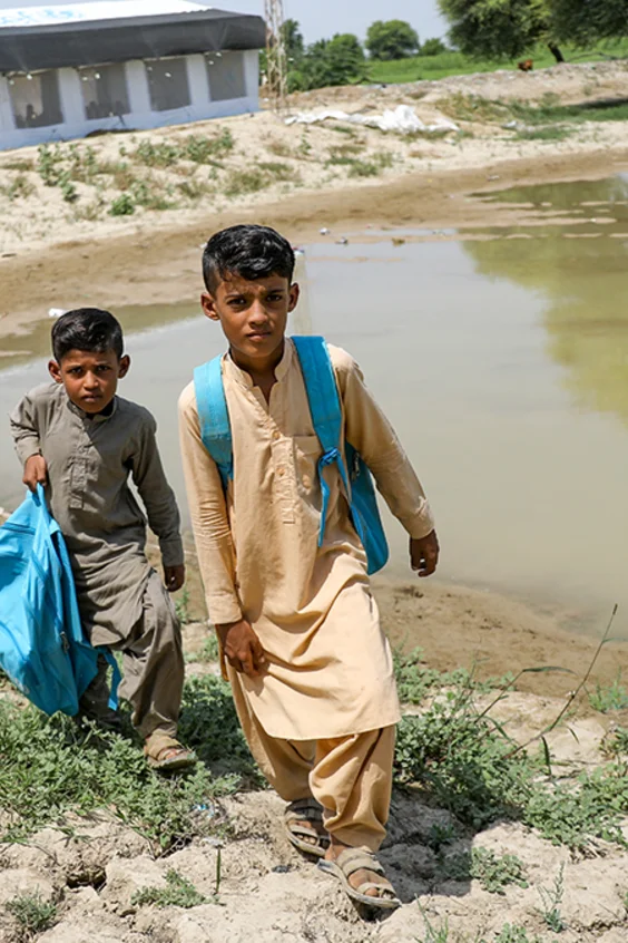 Zwei Schüler am Weg in die Schule in Pakistan.