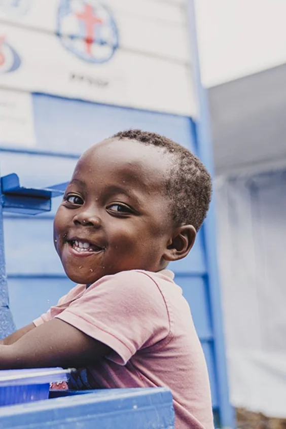 Kleinkind wäscht Hände mit sauberem Wasser von UNICEF