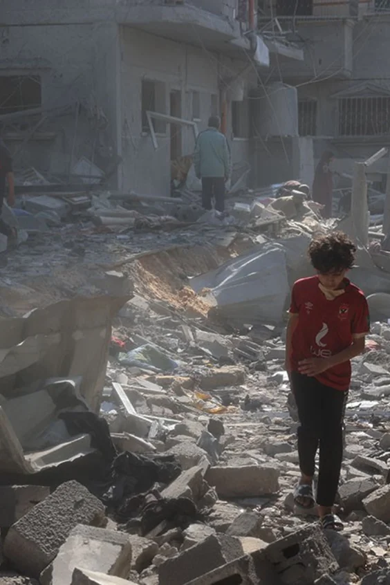 Bub in Trümmern von Gaza