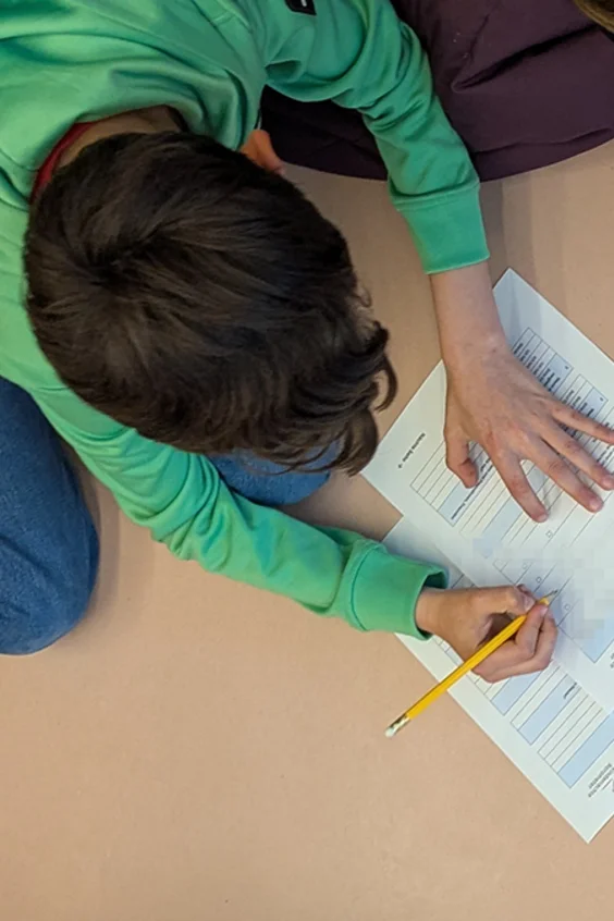 Kinder füllen einen Fragebogen aus