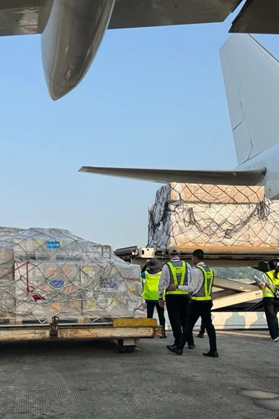 Hilfsgüter werden in Flugzeug verladen