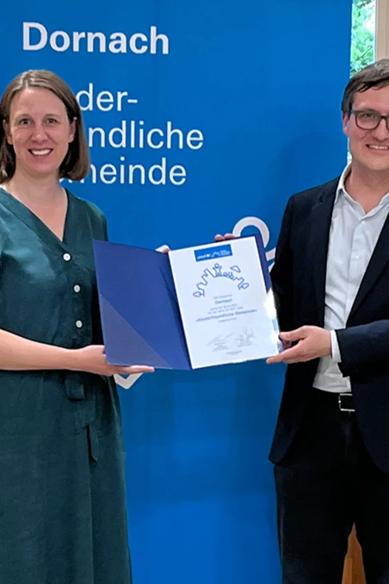 Mehrere Menschen lächeln in die Kamera.