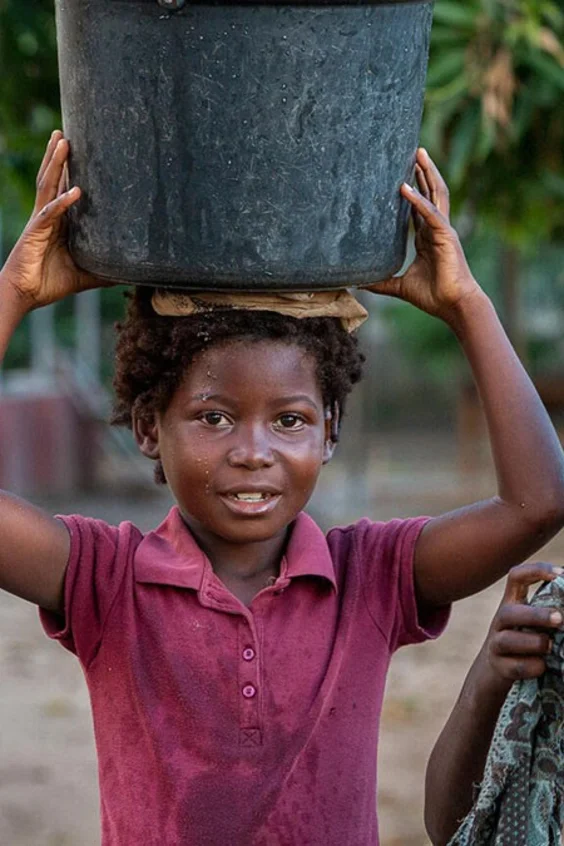 Gisela, 8, und Marco Josue, 9 holen sauberes Wasser