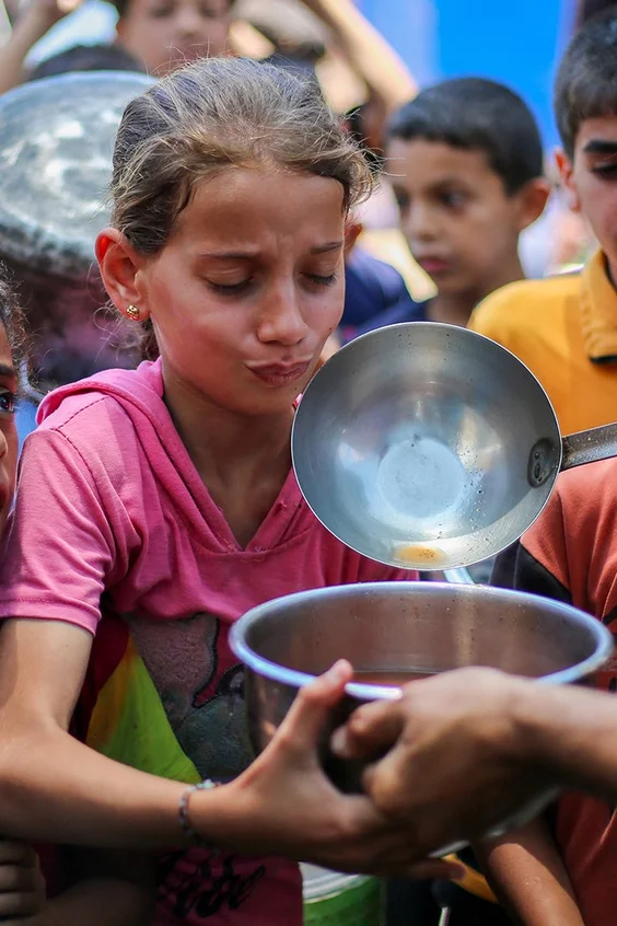  Gaza: Kinder stehen am 30. Juni 2025 in Nuseirat an einer Lebensmittelausgabestelle Schlange, um eine warme Mahlzeit zu erhalten. 