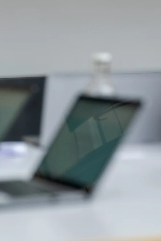 Ein Tisch mit Laptops