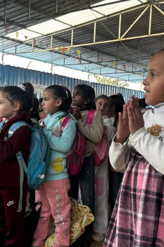 Kinder in einer provisorischen Schule