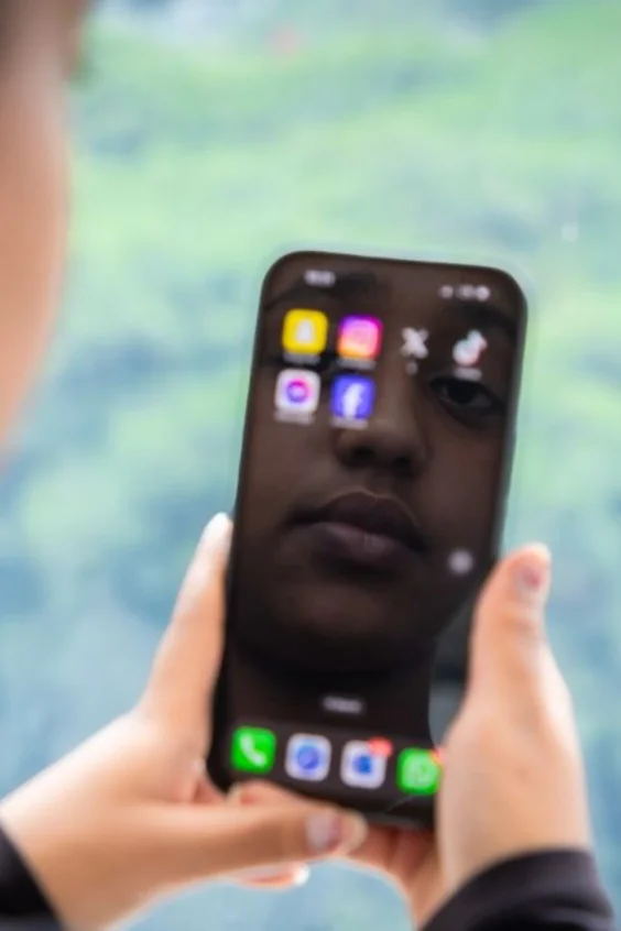 Mädchen schaut aufs Handy