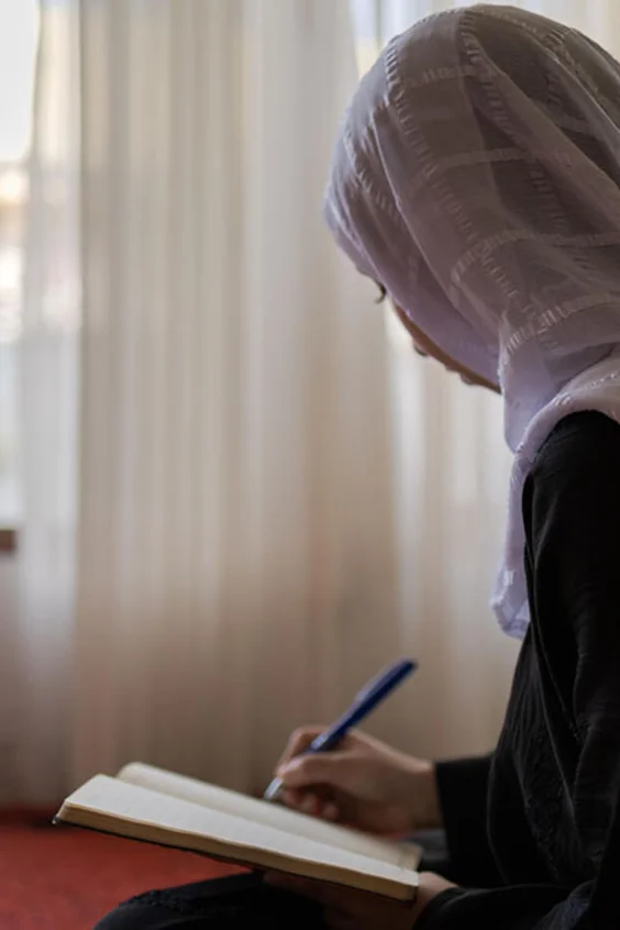 Suraya, 18 anni, scrive a casa dopo essere stata privata dell’accesso alla scuola – ma continua a sognare di diventare medico.