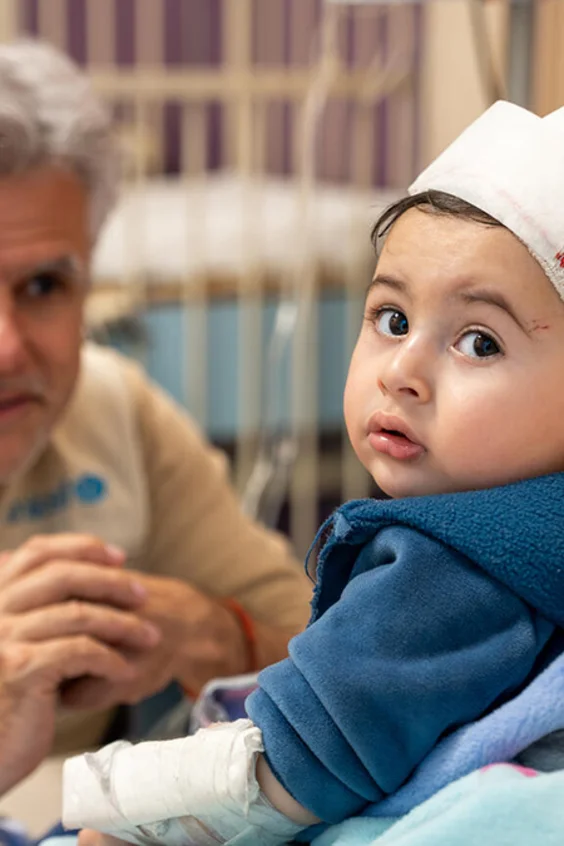  Ahmad è seduto in ospedale a Beirut.