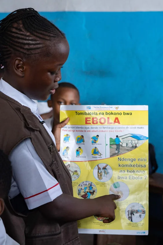 Keralie, 12 Jahre alt, ist Kinderreporterin in Mbandaka in der Provinz Équateur. Nach der Bekanntgabe eines neuen Ebola-Ausbruchs sensibilisiert sie die Schüler ihrer Primarschule für die notwendigen Präventionsmassnahmen.
