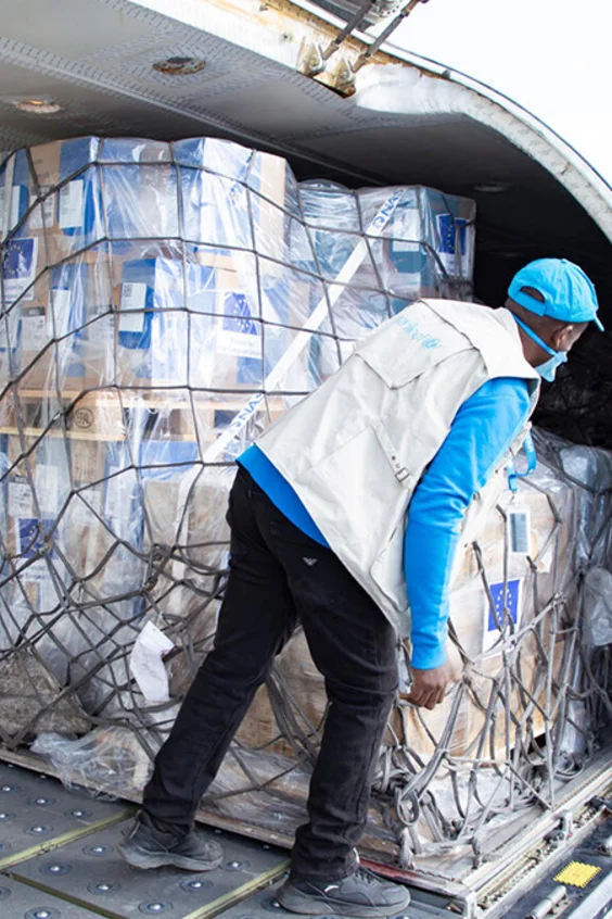 Entladung der ersten UNICEF-Lieferung mit Ebola-Nothilfegütern am Flughafen Bunia in der DR Kongo am 28. Mai 2026. Die Hilfsgüter unterstützen die Bekämpfung des Ebola-Ausbruchs.