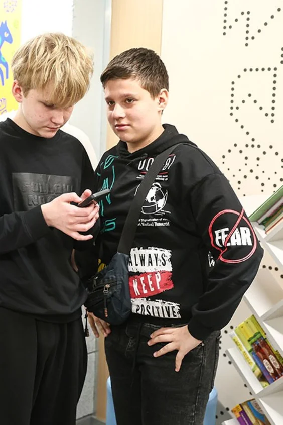 Kinder 2025 in der Ukraine am Handy